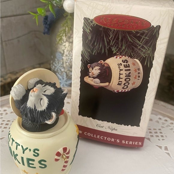 🎄 HALLMARK KEEPSAKE COLLECTIBLE  ORNAMENT. RETIRED. DATED 1994. “CAT NAPS” 🐱 - Picture 6 of 9
